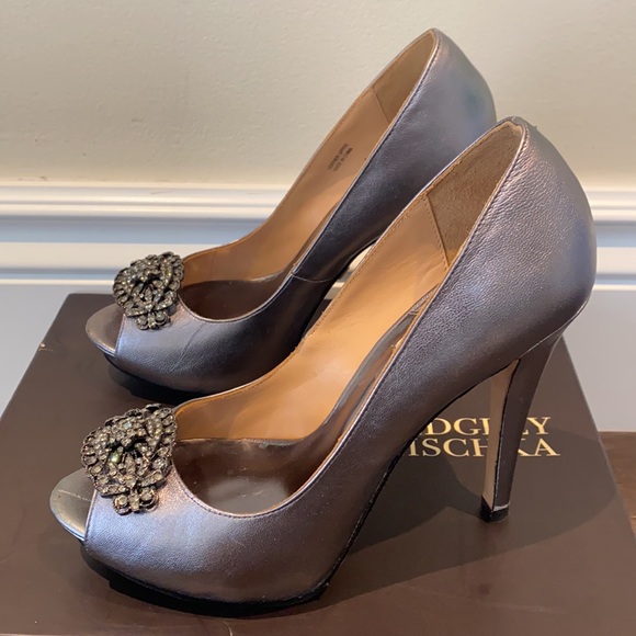 Badgley Mischka Goodie lll Peep Toe Pump High Heels in Pewter Silver - Brand New - Picture 2 of 13